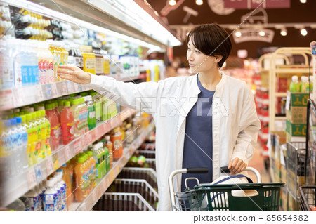 婦女在超市購物 85654382