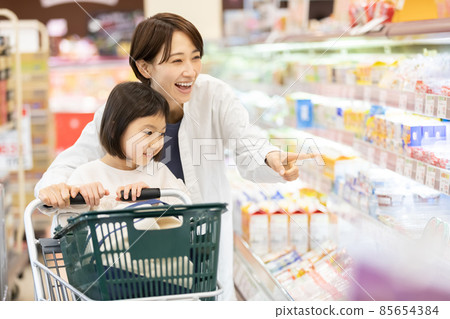 父母和孩子在超市購物 父母和孩子在超市購物 85654384