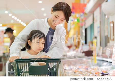 Parents and children shopping at the supermarket 85654399
