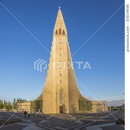 Frontal view on Hallgrimmskirkja in Reykjavik during daytime Frontal view on Hallgrimmskirkja in Reykjavik during daytime 85654696