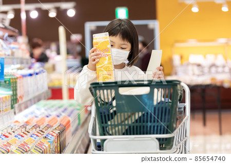 A girl who came to the supermarket to help with a mask 85654740