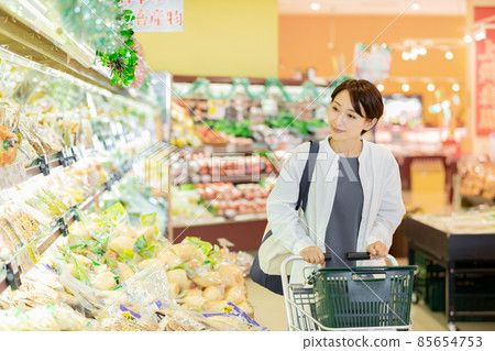 婦女在超市購物 婦女在超市購物 85654753