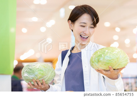 Women shopping at supermarkets Women shopping at supermarkets 85654755