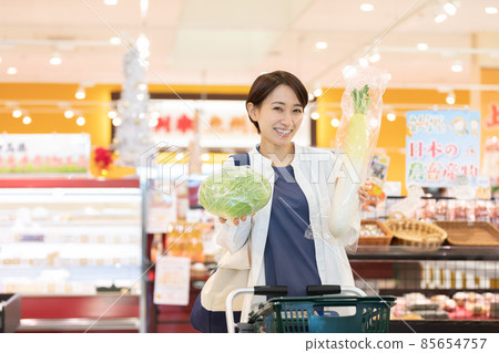 婦女在超市購物 婦女在超市購物 85654757