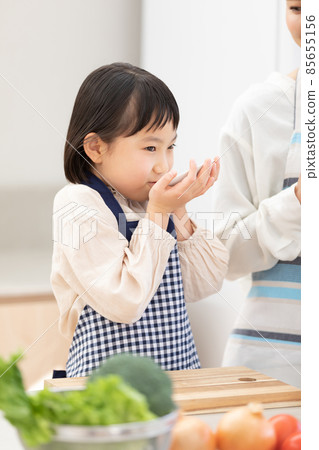 Home time: Parents and children enjoying cooking 85655156