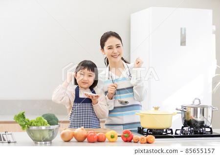 Home time: Parents and children enjoying cooking 85655157