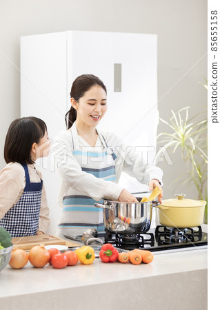 Home time: Parents and children enjoying cooking Home time: Parents and children enjoying cooking 85655158