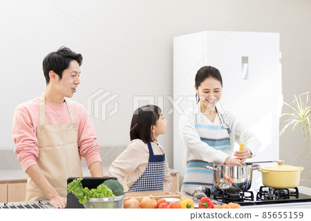 Home time: Family enjoying cooking 85655159