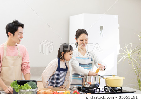 Home time: Family enjoying cooking 85655161