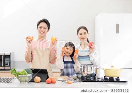 Home time: Family enjoying cooking Home time: Family enjoying cooking 85655162