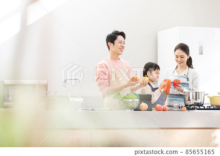 Home time: Family enjoying cooking 85655165