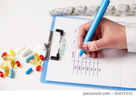 Nutritionist prepares a diet plan for an overweight woman 85655352