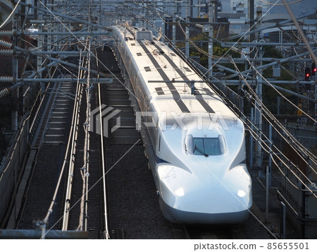 在Shinkansen N700A Honcho Crossing Bridge 在Shinkansen N700A Honcho Crossing Bridge 85655501