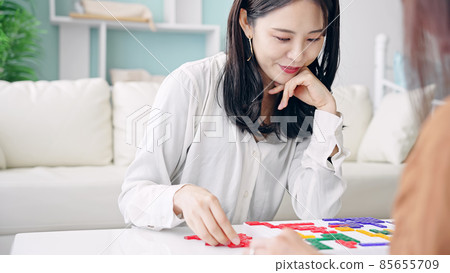 Women playing board games 85655709