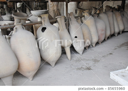 意大利，龐貝，龐貝遺址，出土的雙耳瓶（罐） 85655960