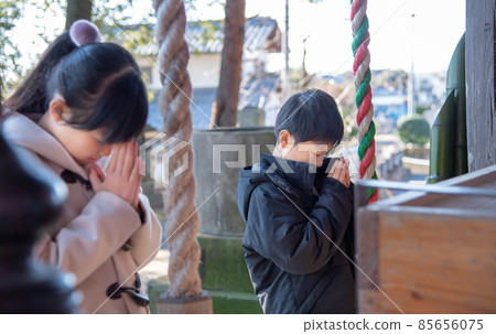 Elementary school children who visit the shrine for the first time 85656075