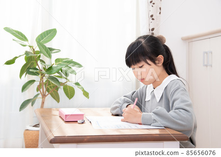 Elementary school girl studying 85656076