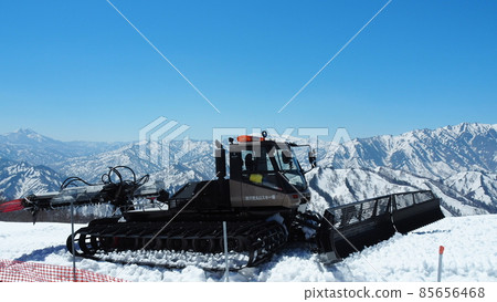 雪、藍天和積雪的汽車 雪、藍天和積雪的汽車 85656468