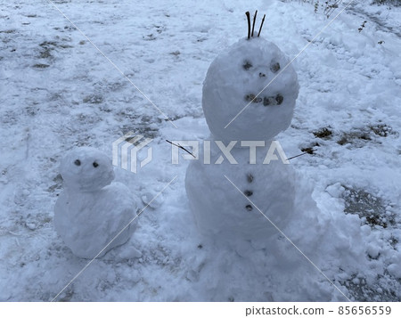 一個孩子用一點雪堆了一個雪人 85656559