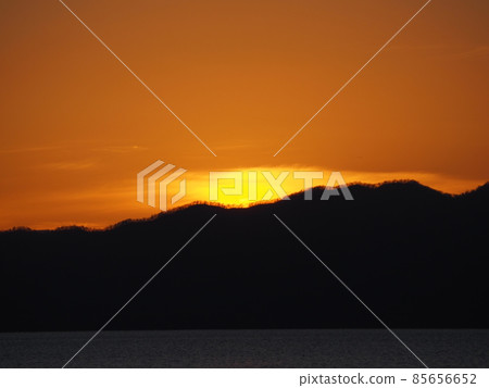 The sun set over the mountains 85656652