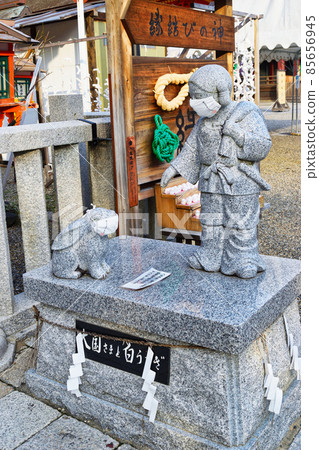 Kyoto Yasaka Shrine A large country wearing a mask and a white rabbit statue 85656945