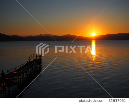 The sun setting over Lake Shikotsu in Hokkaido 85657061