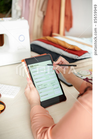 Seamstress Trying to Get Loan Online Seamstress Trying to Get Loan Online 85659949