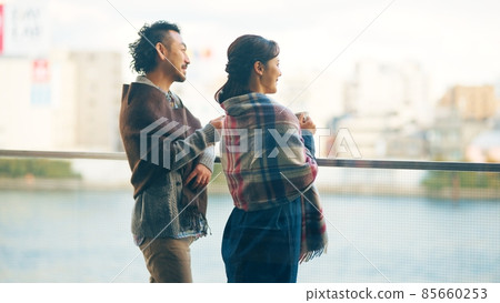 從陽台望出去的男女 85660253