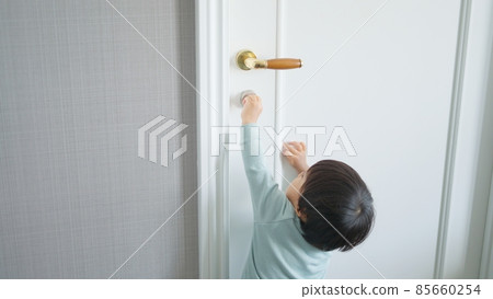 1歲10個月寶寶想開門 85660254