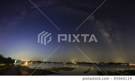 瀨戶內的春天星景：瀨戶內天空中黎明時分的銀河拱門 85668114