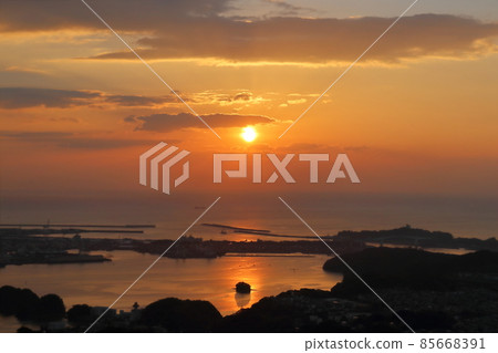 Sunrise illuminates the island of Urado Bay Late autumn (from the summit of Mt. Washio, Kochi City, Kochi Prefecture) 85668391