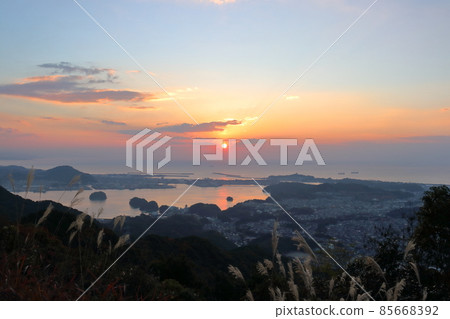 Watching the sunrise from the summit of Mt. Washio Late autumn (Kochi City, Kochi Prefecture) 85668392
