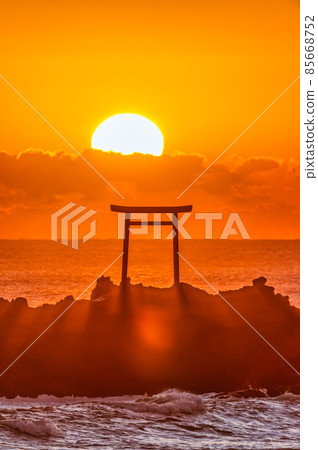 Dawn on the Hatate coast in Iwaki City, Fukushima Prefecture 85668752