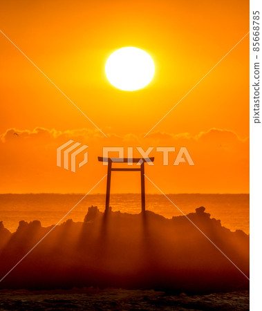 Dawn on the Hatate coast in Iwaki City, Fukushima Prefecture 85668785