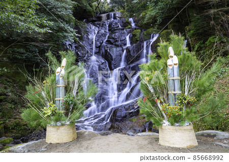 Beautiful Shiraito Waterfall decorated with Kadomatsu (Itoshima City, Fukuoka Prefecture) Beautiful Shiraito Waterfall decorated with Kadomatsu (Itoshima City, Fukuoka Prefecture) 85668992