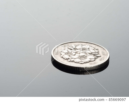 100 yen coin 100 yen coin 85669097