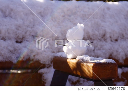 長凳上的雪人 長凳上的雪人 85669678