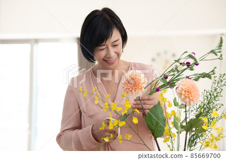 Middle-aged women who enjoy living and hobbies with flowers Middle-aged women who enjoy living and hobbies with flowers 85669700