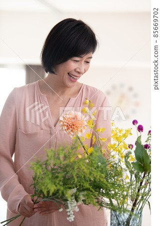 Middle-aged women who enjoy living and hobbies with flowers Middle-aged women who enjoy living and hobbies with flowers 85669702
