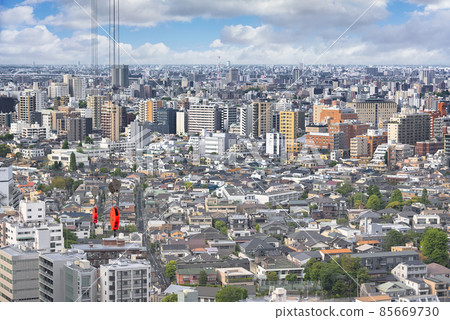 [Korakuen, Tokyo] Crane hook blocks and wire ropes overlooking a bird's-eye view of a skyscraper in Tokyo. 85669730
