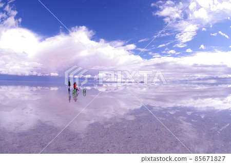 Uyuni salt lake during the day 85671827