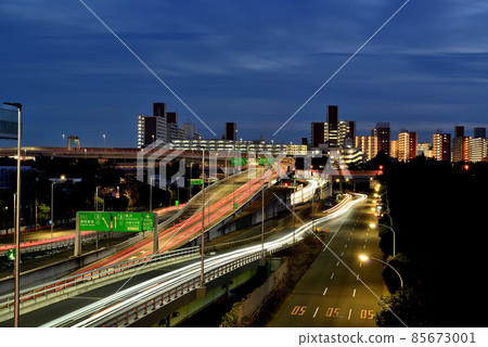 Evening view of Oi Junction on the Tokyo Metropolitan Expressway Bayshore Line 85673001