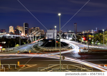 Night view of Oi Junction on the Tokyo Metropolitan Expressway Bayshore Line 85673011