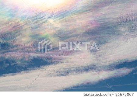 彩虹色的雲彩和陽光在冬天 b-1 的藍天中蔓延 彩虹色的雲彩和陽光在冬天 b-1 的藍天中蔓延 85673067