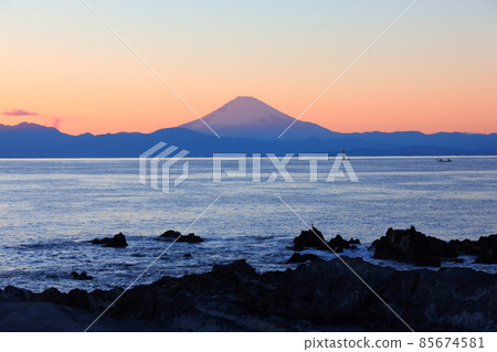 Arasaki coast Fuji evening view 85674581