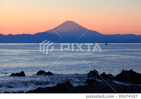 荒崎海岸富士夜景 85674587