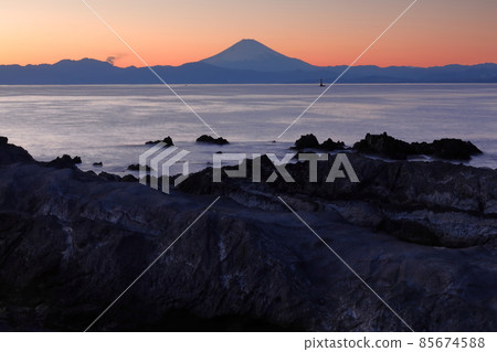 Arasaki coast Fuji evening view 85674588