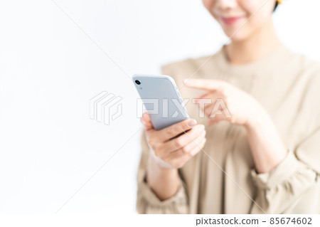 操作智能手機的女性(零件) 操作智能手機的女性(零件) 85674602