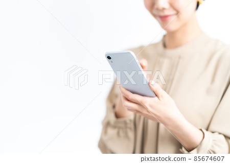 操作智能手機的女性(零件) 操作智能手機的女性(零件) 85674607