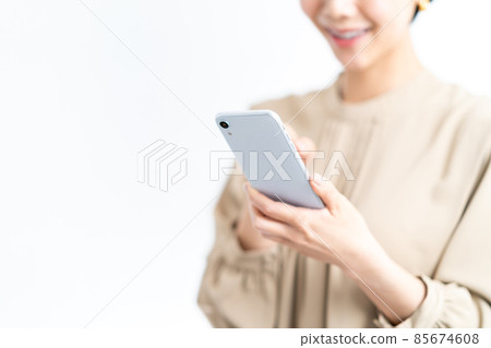 操作智能手機的女性(零件) 操作智能手機的女性(零件) 85674608